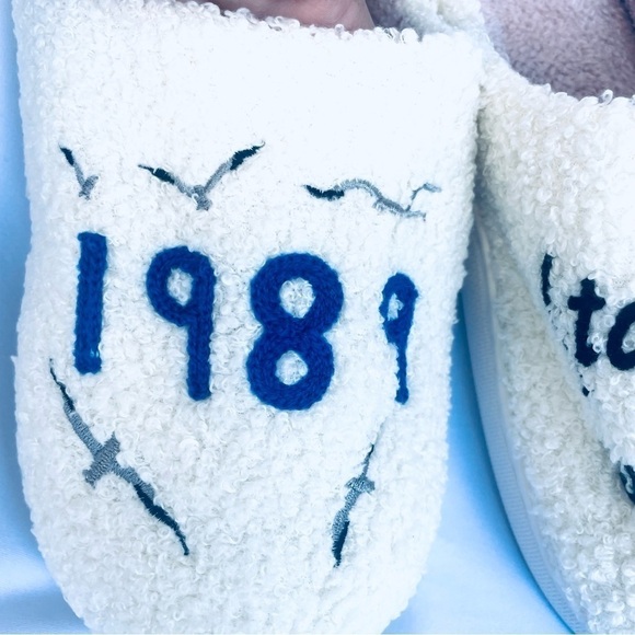 NWT 1989 Taylor's Version Fleece Slippers – Swiftie – Size US 8-8.5 - Picture 10 of 11